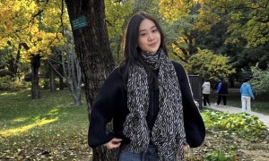 李连杰在九华山祈福，素颜沧桑却满脸祥和，与女儿在佛像前合照