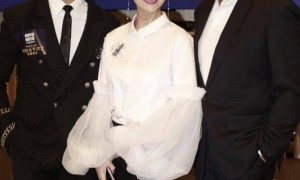 赵雅芝三代同堂现身机场，45岁次子携女儿罕露脸，与继父相处融洽