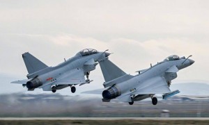 猛龙缠斗应龙！歼-10S咬尾歼-11BS，干扰弹雨难逃实战宿命